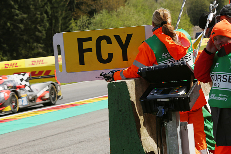 雪が止み、乾きはじめるコースを走行する各車