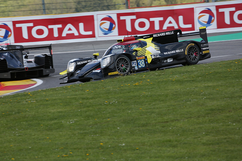 雪が止み、乾きはじめるコースを走行する各車