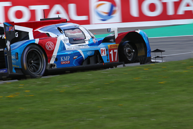 右フロントのタイヤを失いながら走行するSMP RACING 17号車