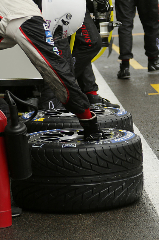 19時20分過ぎ、レインタイヤを用意するTOYOTA GAZOO Racing