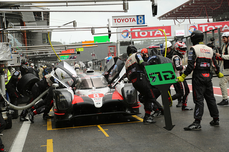 タイヤ交換と同時に中嶋一貴選手からフェルナンド・アロンソ選手に交代するトヨタ８号車