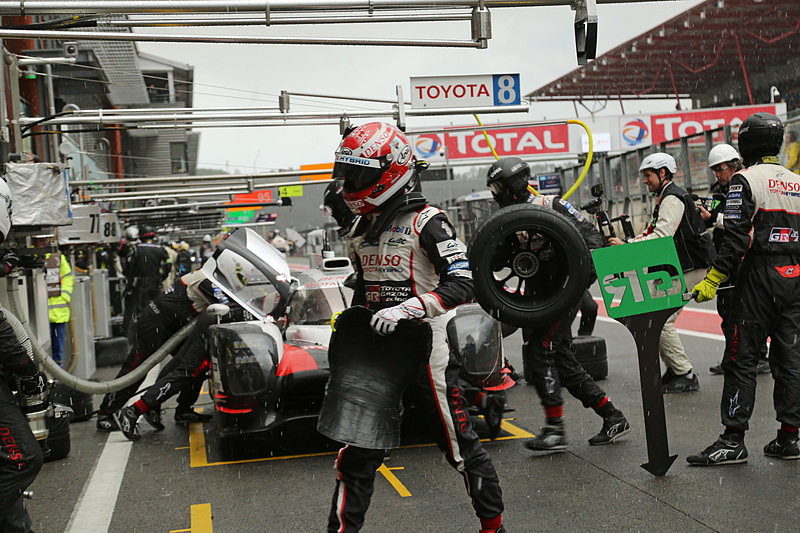 タイヤ交換と同時に中嶋一貴選手からフェルナンド・アロンソ選手に交代するトヨタ８号車