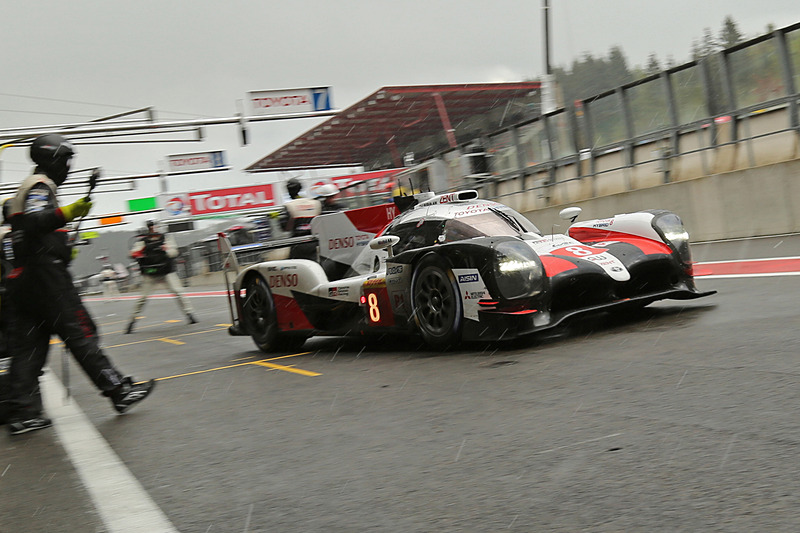 タイヤ交換と同時に中嶋一貴選手からフェルナンド・アロンソ選手に交代するトヨタ８号車