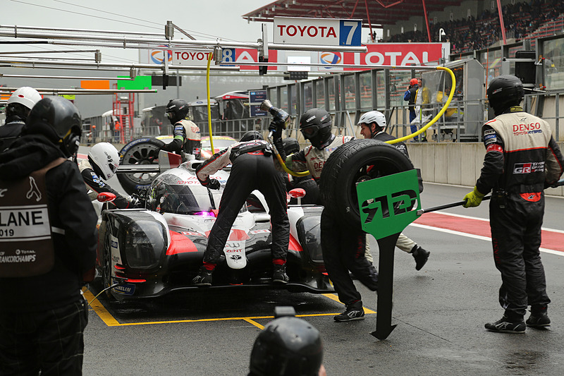 タイヤ交換をするTOYOTA GAZOO Racing TS050 HYBRID 7号車