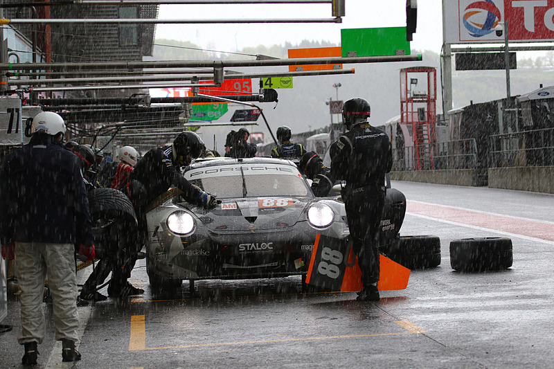 DEMPSEY-PROTON RACING 88号車のピット。雪が激しくなる