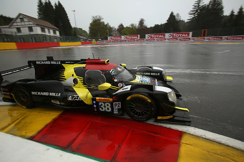 コースに川ができる「ラ・ソース（1コーナー）」。次第に晴れ間がのぞく