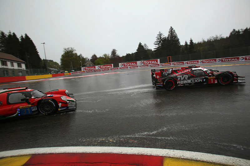 コースに川ができる「ラ・ソース（1コーナー）」。次第に晴れ間がのぞく