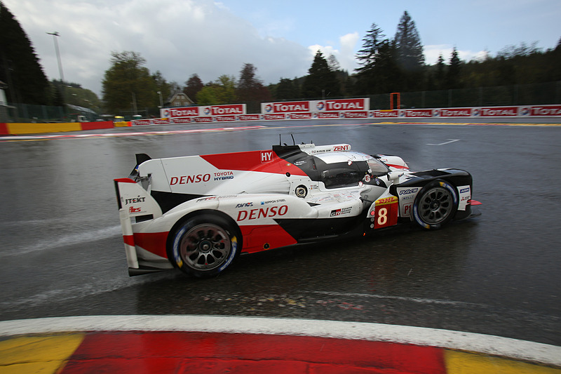 コースに川ができる「ラ・ソース（1コーナー）」。次第に晴れ間がのぞく