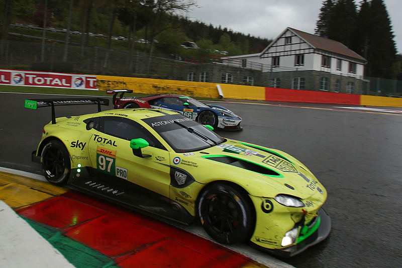 コースに川ができる「ラ・ソース（1コーナー）」。次第に晴れ間がのぞく