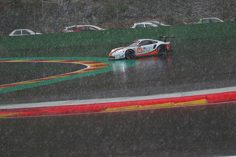 バスストップシケインでスピンする GULF RACING のポルシェ911 RSR