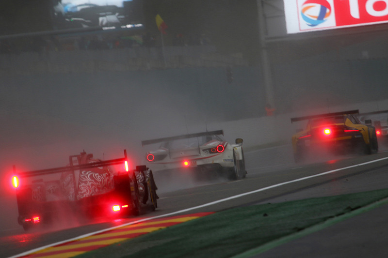 激しい雪中を走行する各車