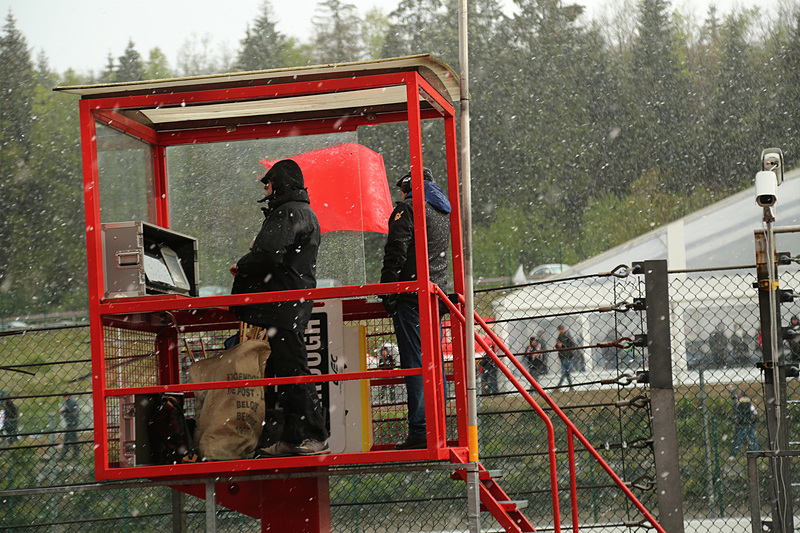 激変する天気レースは赤旗で終了した