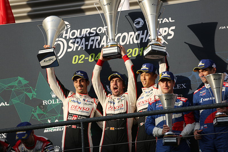 LMP1クラスで優勝したTOYOTA GAZOO Racing TS050 HYBRID 8号車のセバスチャン・ブエミ選手、フェルナンド・アロンソ選手、中嶋一貴選手