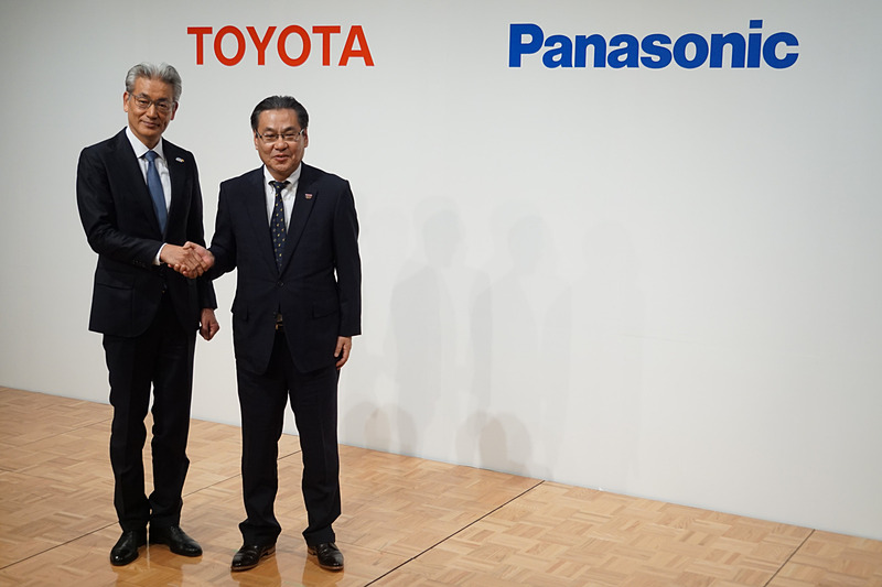 新しい合弁会社設立に向けた会見を行なうトヨタ自動車株式会社 執行役員 白柳正義氏（左）、パナソニック株式会社 専務執行役員 北野亮氏（右）