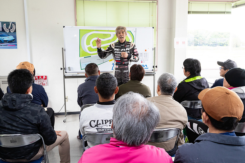 別室に移ってコース紹介などのドライバーズミーティング。講師は西原正樹選手