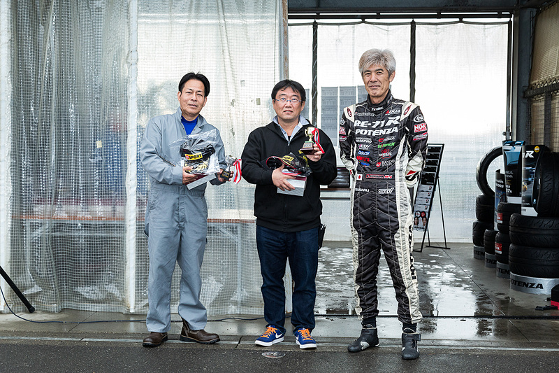 参加者人数によって表彰人数が異なる。こちらはコペンビギナー400クラス