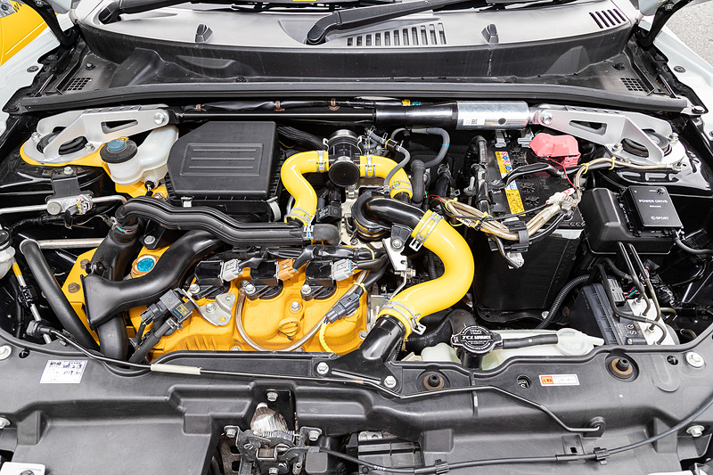 エンジンルームには、タワーバーの位置につける「MCB（モーションコントロールビーム）」やサブコンピュータの「PIVOT パワードライブ PDX-D1」などが装着される