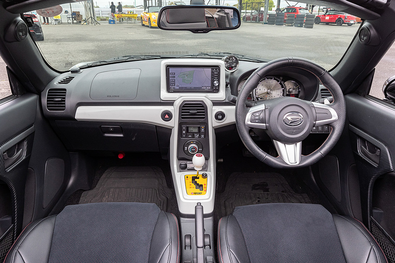 インテリア。スピーカーはFocalのコペン用キットが装着される