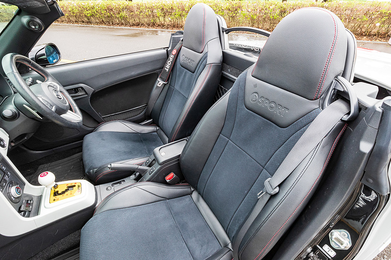 D-SPORTのロゴが入った「プレミアムシートカバー」