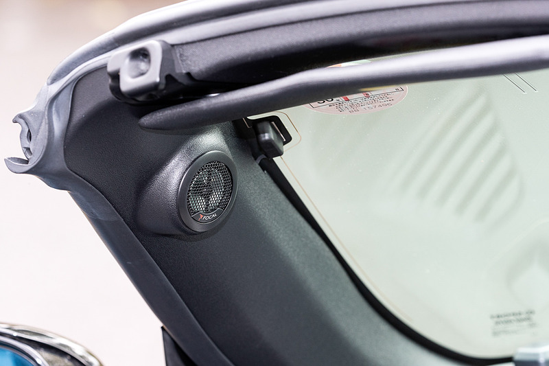 インテリア。スピーカーはFocalのコペン用キットが装着される