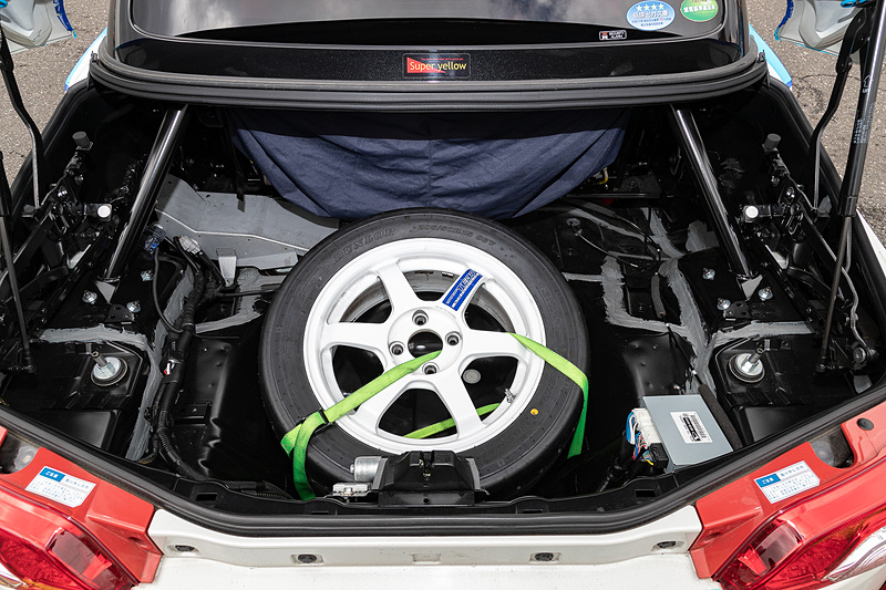 リアのバルクヘッドを抜ける形のためルーフは開かなくなるが、この2点を外せば屋根の開閉もできると言う