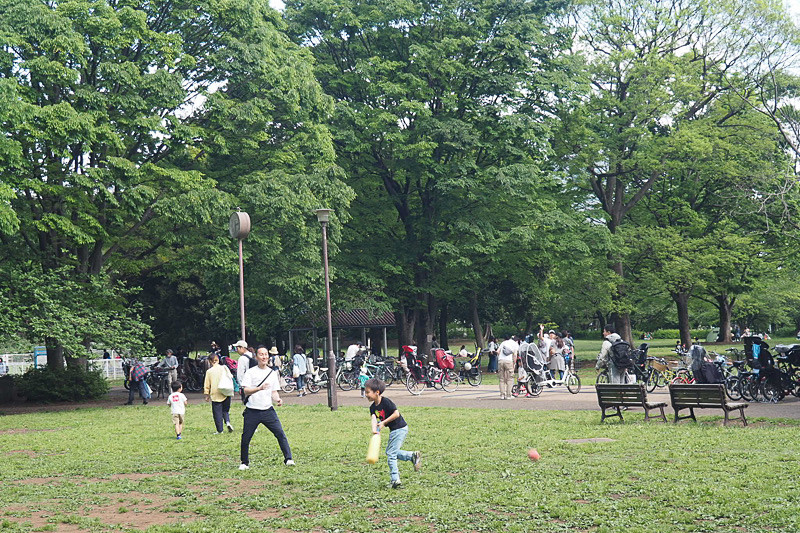家族でバーベキューをしたり、公園に出かけたり。のんびりと楽しい時間を過ごした
