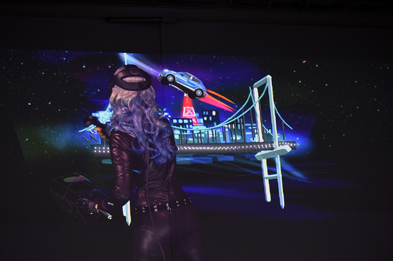 会場ではVRアーティスト せきぐちあいみ氏によるパフォーマンスも行なわれた