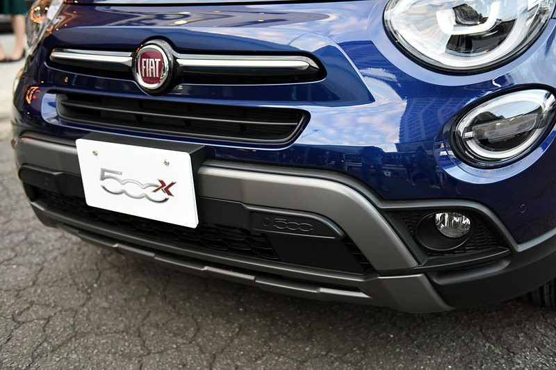 新型500Xのボディサイズは4280×1795×1610mm（全長×全幅×全高）、ホイールベースは2570mm。エクステリアでは前後バンパーなどのデザインを一新。撮影車の500X Crossでは新デザインのLEDヘッドライトなども装備する