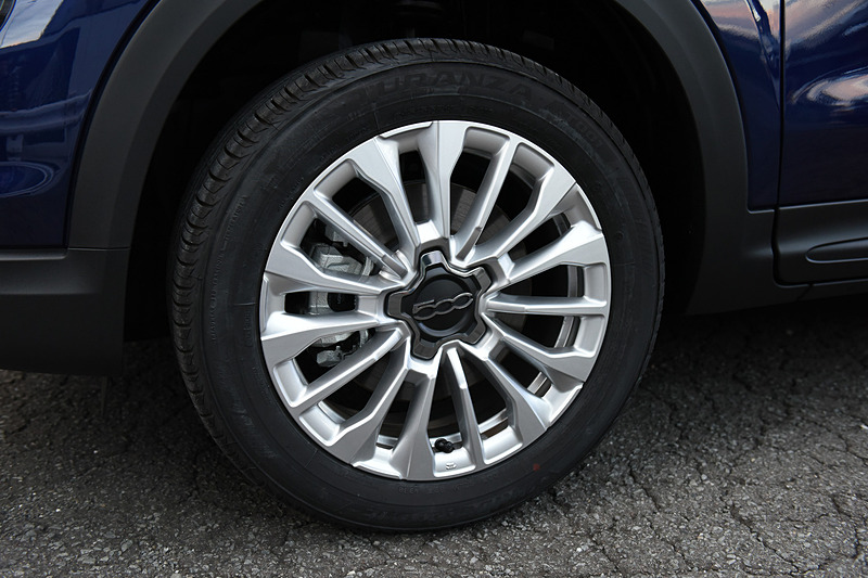 新型500Xのボディサイズは4280×1795×1610mm（全長×全幅×全高）、ホイールベースは2570mm。エクステリアでは前後バンパーなどのデザインを一新。撮影車の500X Crossでは新デザインのLEDヘッドライトなども装備する