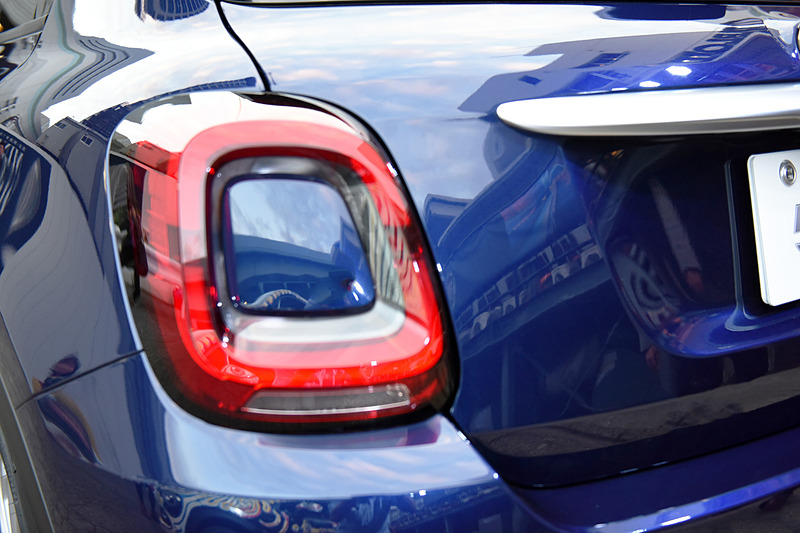 新型500Xのボディサイズは4280×1795×1610mm（全長×全幅×全高）、ホイールベースは2570mm。エクステリアでは前後バンパーなどのデザインを一新。撮影車の500X Crossでは新デザインのLEDヘッドライトなども装備する