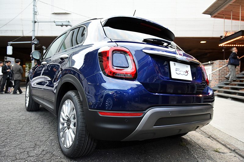 新型500Xのボディサイズは4280×1795×1610mm（全長×全幅×全高）、ホイールベースは2570mm。エクステリアでは前後バンパーなどのデザインを一新。撮影車の500X Crossでは新デザインのLEDヘッドライトなども装備する