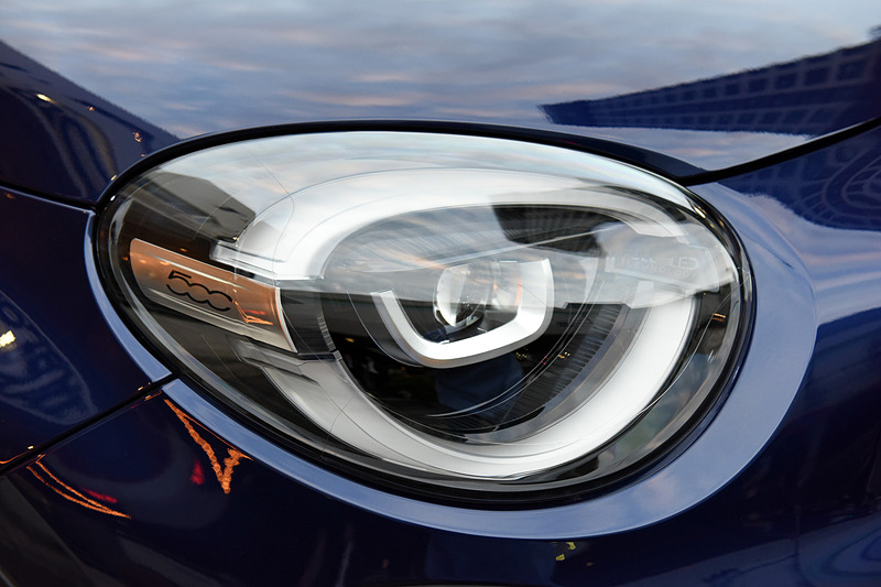 新型500Xのボディサイズは4280×1795×1610mm（全長×全幅×全高）、ホイールベースは2570mm。エクステリアでは前後バンパーなどのデザインを一新。撮影車の500X Crossでは新デザインのLEDヘッドライトなども装備する