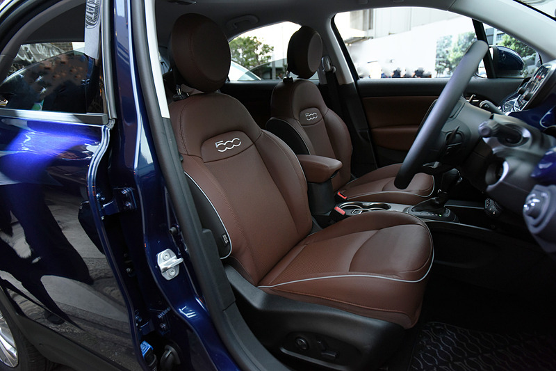 インテリアでは7インチタッチパネルモニター付のインフォテインメントシステム「Uconnect」などを採用。500X Crossではレザーシート（前席8ウェイパワーシート付）、パドルシフトなども標準装備する