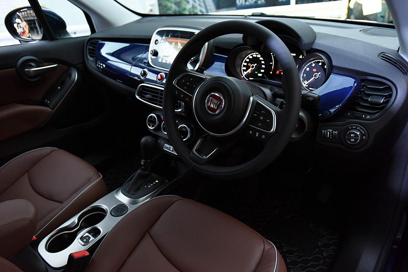 インテリアでは7インチタッチパネルモニター付のインフォテインメントシステム「Uconnect」などを採用。500X Crossではレザーシート（前席8ウェイパワーシート付）、パドルシフトなども標準装備する