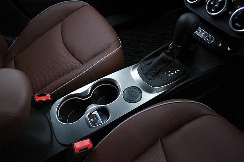 インテリアでは7インチタッチパネルモニター付のインフォテインメントシステム「Uconnect」などを採用。500X Crossではレザーシート（前席8ウェイパワーシート付）、パドルシフトなども標準装備する