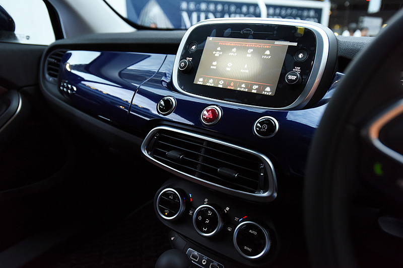 インテリアでは7インチタッチパネルモニター付のインフォテインメントシステム「Uconnect」などを採用。500X Crossではレザーシート（前席8ウェイパワーシート付）、パドルシフトなども標準装備する