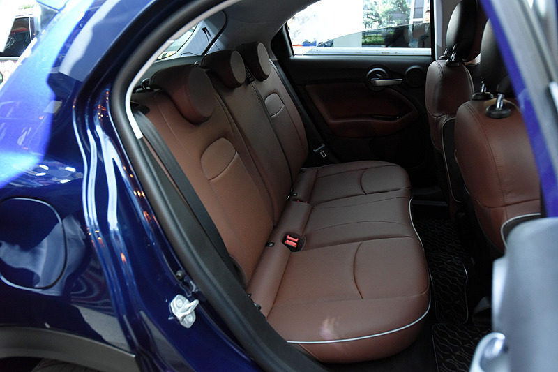 インテリアでは7インチタッチパネルモニター付のインフォテインメントシステム「Uconnect」などを採用。500X Crossではレザーシート（前席8ウェイパワーシート付）、パドルシフトなども標準装備する