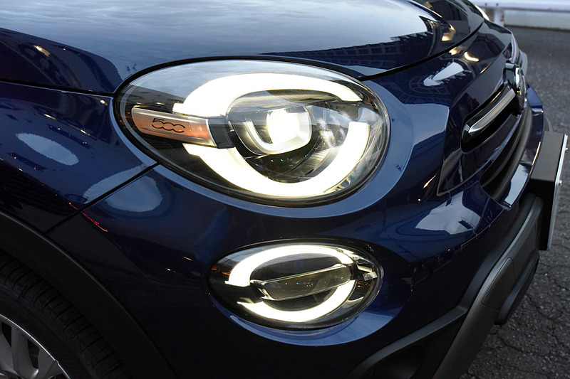 新型500Xのボディサイズは4280×1795×1610mm（全長×全幅×全高）、ホイールベースは2570mm。エクステリアでは前後バンパーなどのデザインを一新。撮影車の500X Crossでは新デザインのLEDヘッドライトなども装備する