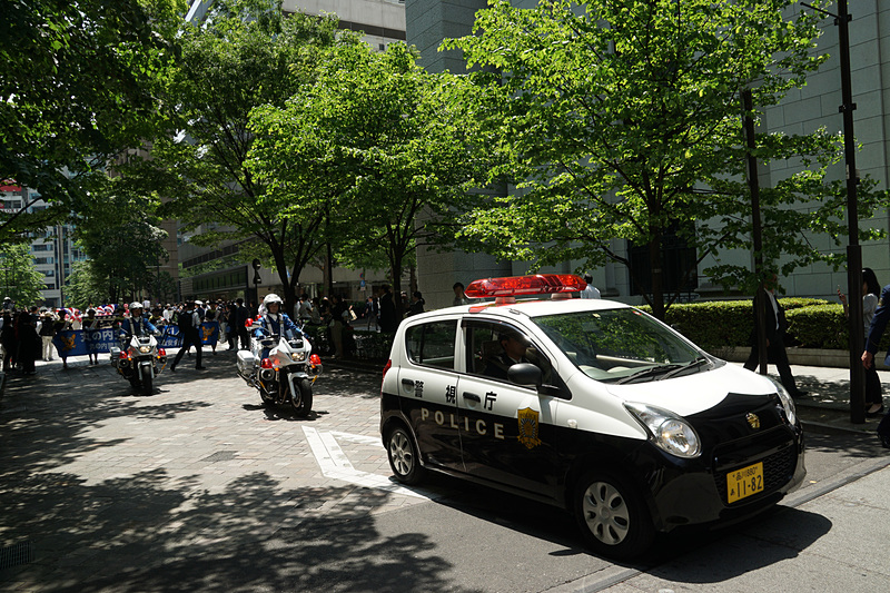 丸の内仲通りで行なわれた交通安全パレード