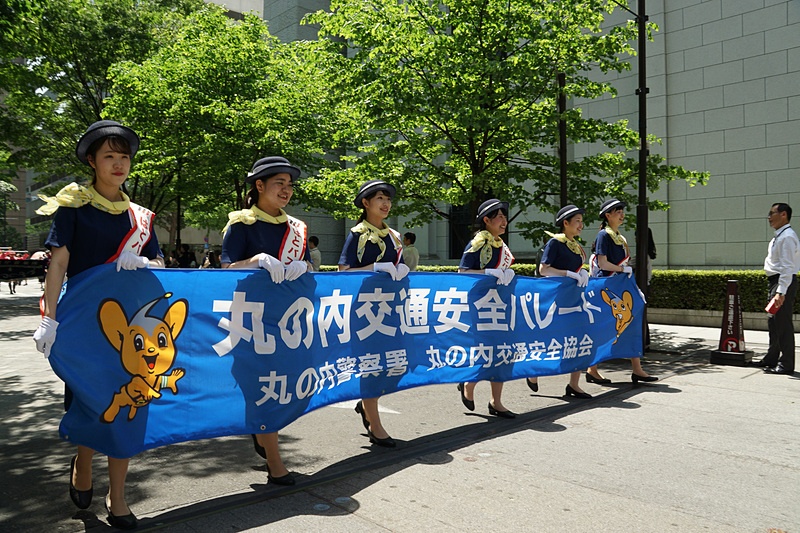 丸の内仲通りで行なわれた交通安全パレード