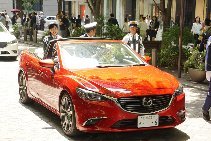 丸の内仲通りで行なわれた交通安全パレード