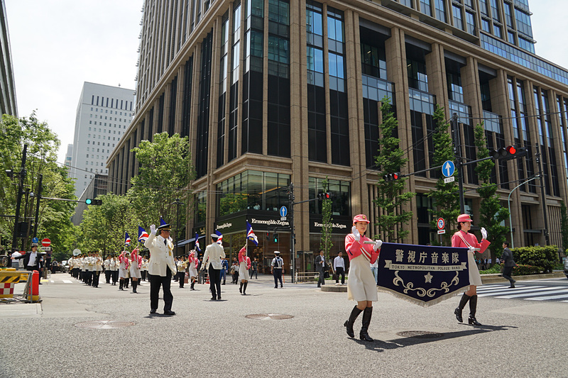 丸の内仲通りで行なわれた交通安全パレード