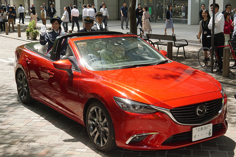 丸の内仲通りで行なわれた交通安全パレード