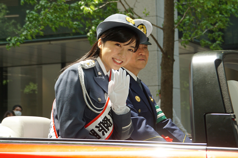 丸の内警察署の1日署長となった女優の上白石萌音さんが、赤い「アテンザ」のオープンカーに乗って交通安全パレードに参加