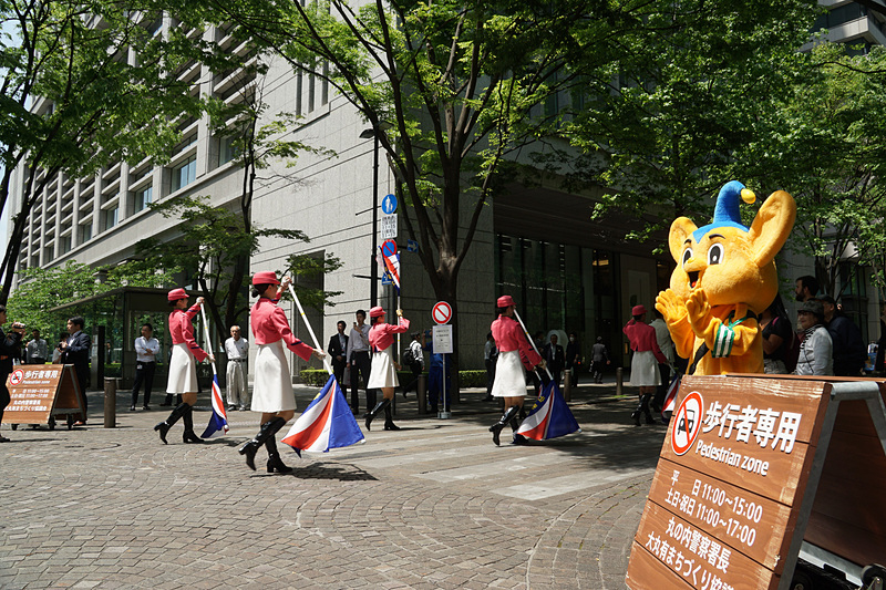 丸の内仲通りで行なわれた交通安全パレード