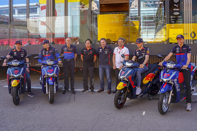 両チームのドライバーと首脳、そしてホンダ首脳陣で記念撮影