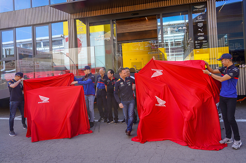 SH125iの除幕式の様子