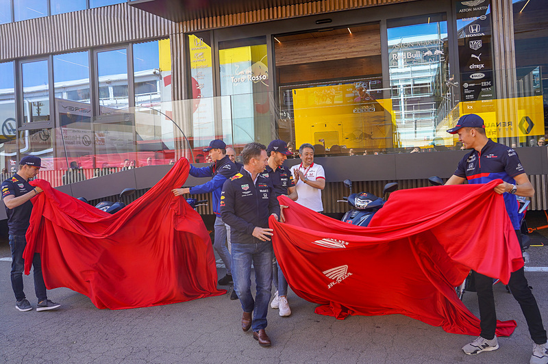 SH125iの除幕式の様子