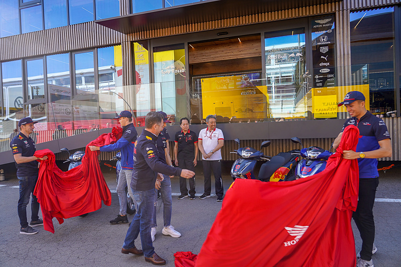 SH125iの除幕式の様子