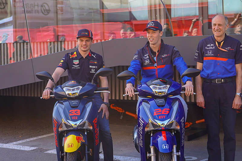 マックス・フェルスタッペン選手（左）とダニール・クビアト選手（中央）、トロロッソ 代表 フランツ・トスト氏（右）